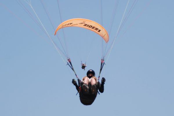 paraglider1-180C8786FC-7C96-49F3-AABA-FEB5FC82B321.jpg